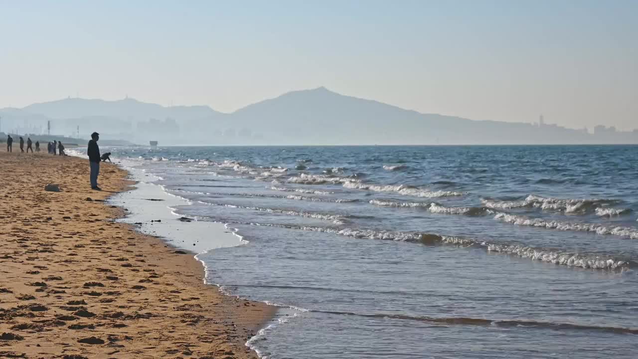 夏天的海边海滩上波浪泛起朵朵浪花视频素材