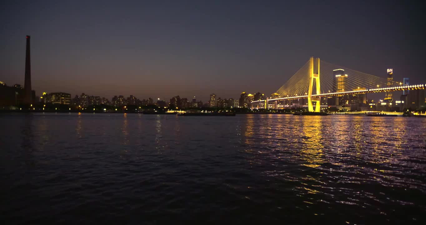 亚洲中国上海黄浦江南浦大桥外滩夜景慢镜视频下载