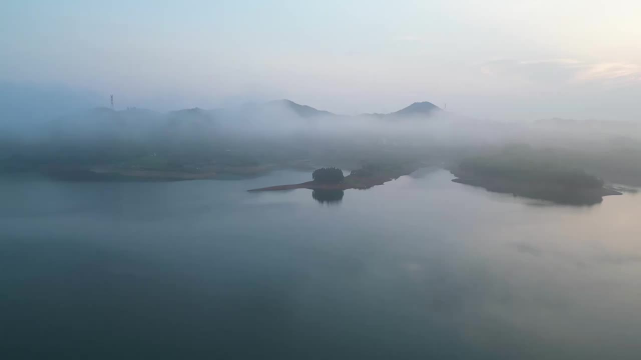 航拍中国安徽省宣城市郎溪县观天下景区天子湖晨雾视频素材