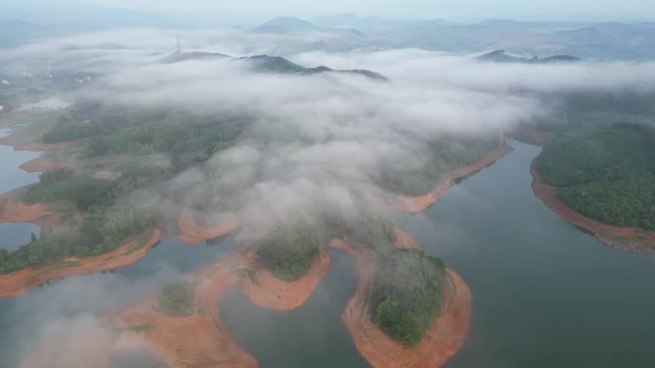 航拍中国安徽省宣城市郎溪县观天下景区天子湖晨雾视频素材