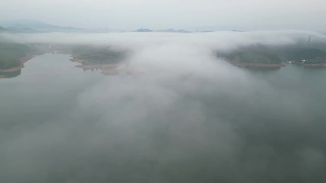 航拍中国安徽省宣城市郎溪县观天下景区天子湖晨雾视频素材