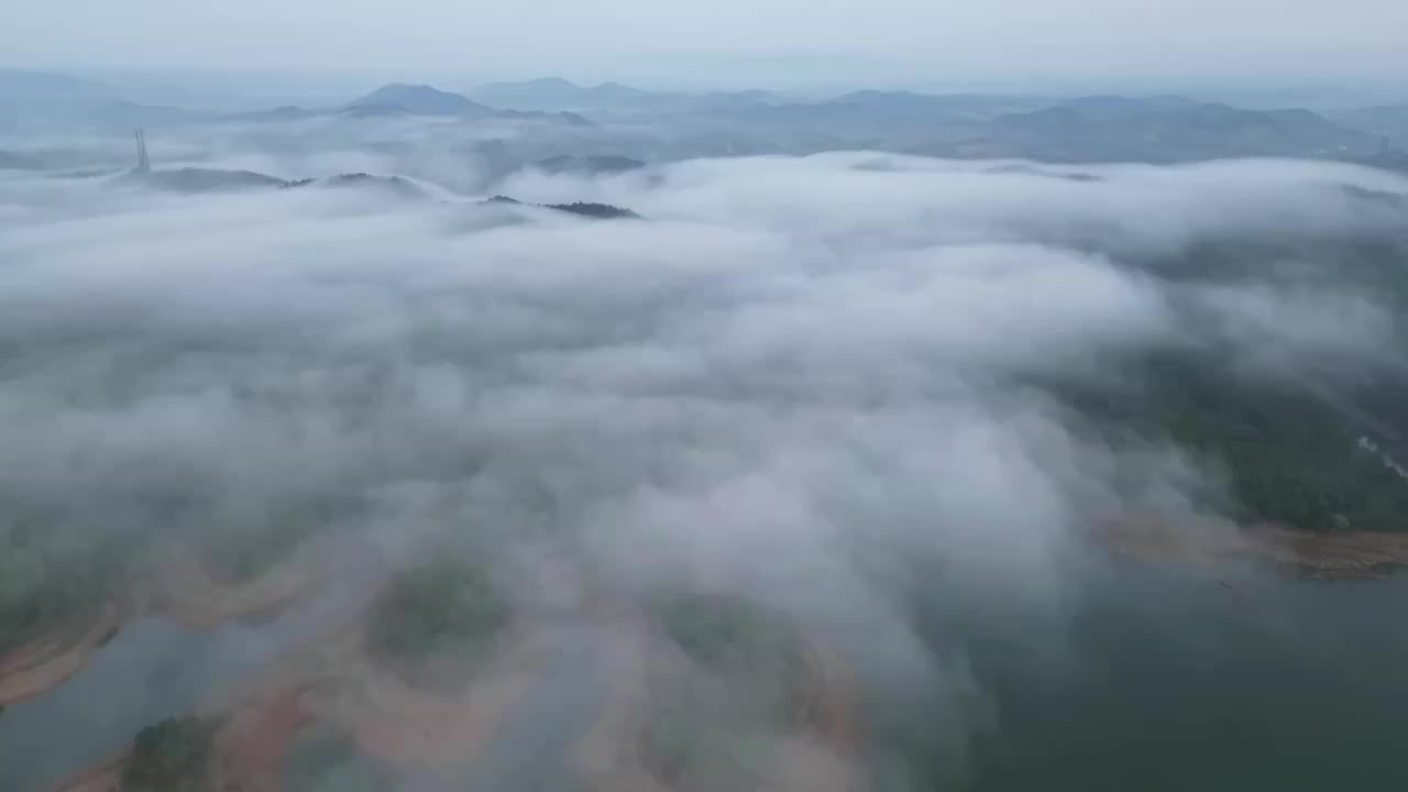 航拍中国安徽省宣城市郎溪县观天下景区天子湖晨雾视频素材