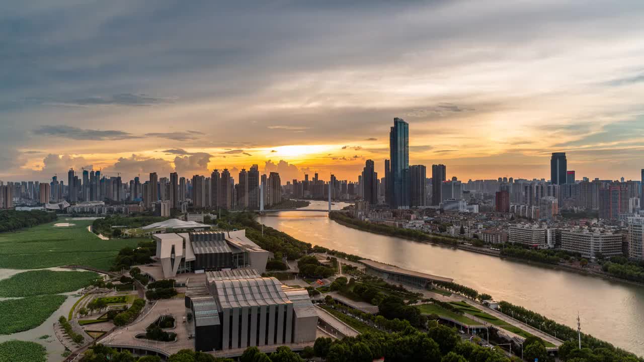 武汉汉阳月湖汉江琴台大剧院晚霞日落延时视频素材