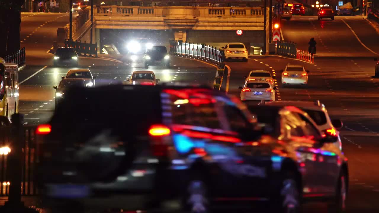 中国哈尔滨夜晚城市道路汽车交通景观视频素材