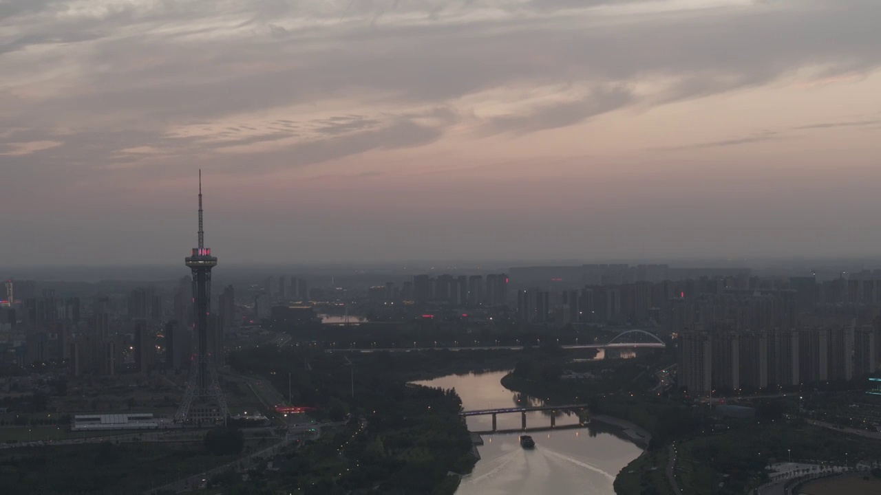 高视角航拍夕阳下的周口东区城市景观 d-log m色彩模式视频素材