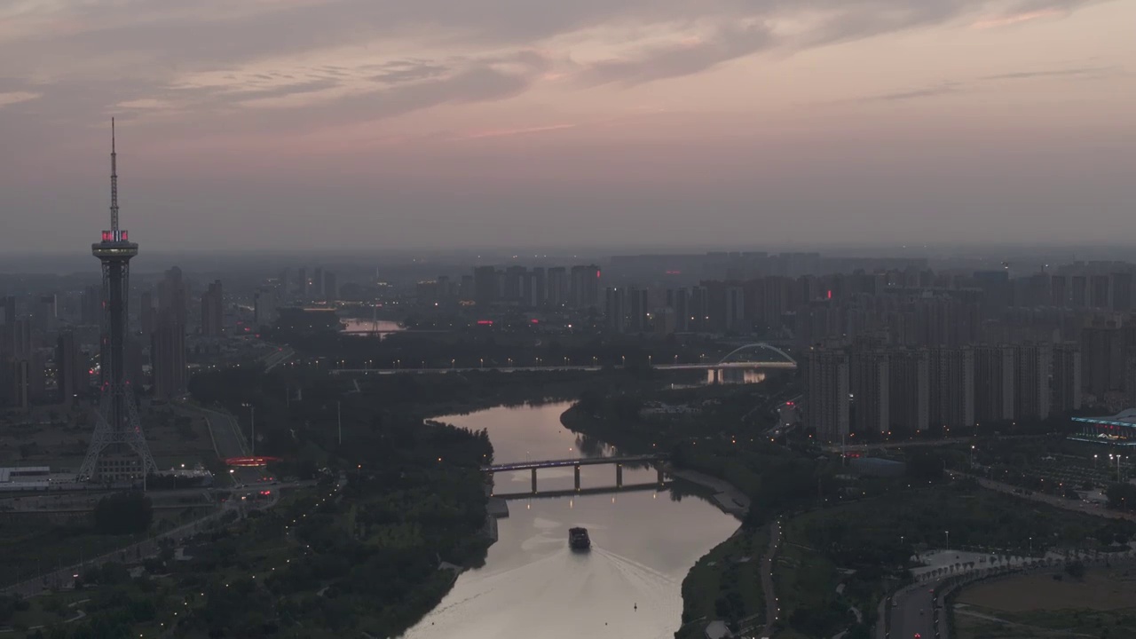 高视角航拍夕阳下的周口东区城市景观 d-log m色彩模式视频素材