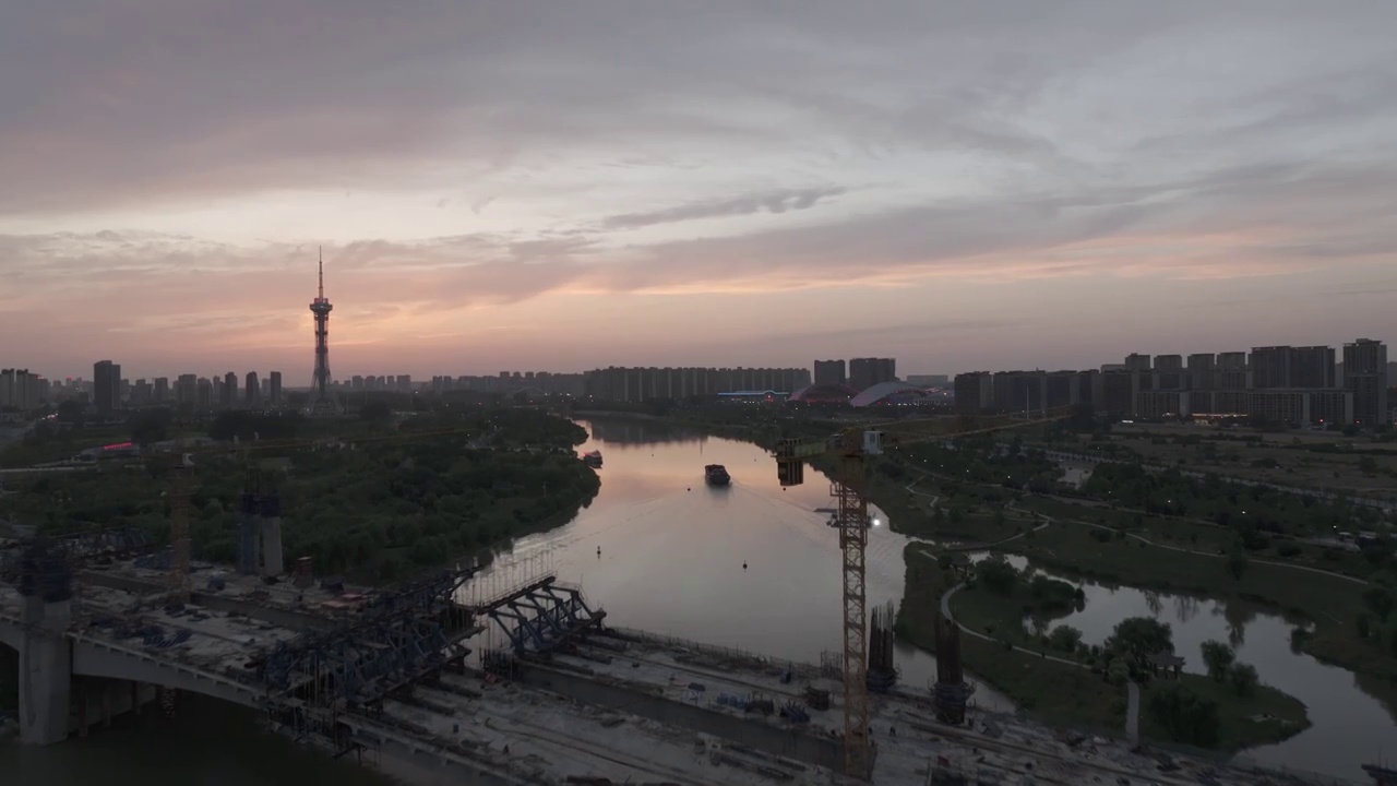 高视角航拍夕阳下的周口东区城市景观 d-log m色彩模式视频素材