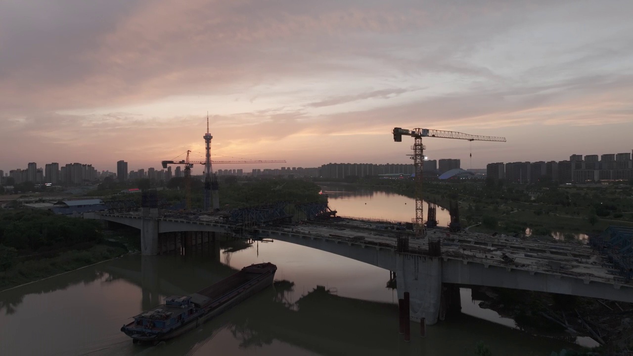 高视角航拍夕阳下的周口东区城市景观 d-log m色彩模式视频素材