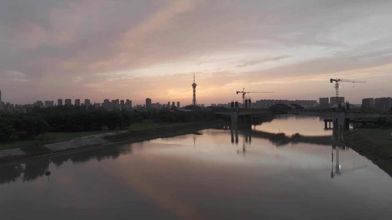 高视角航拍夕阳下的周口东区城市景观 d-log m色彩模式视频素材