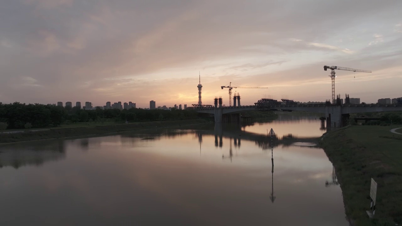 高视角航拍夕阳下的周口东区城市景观 d-log m色彩模式视频素材