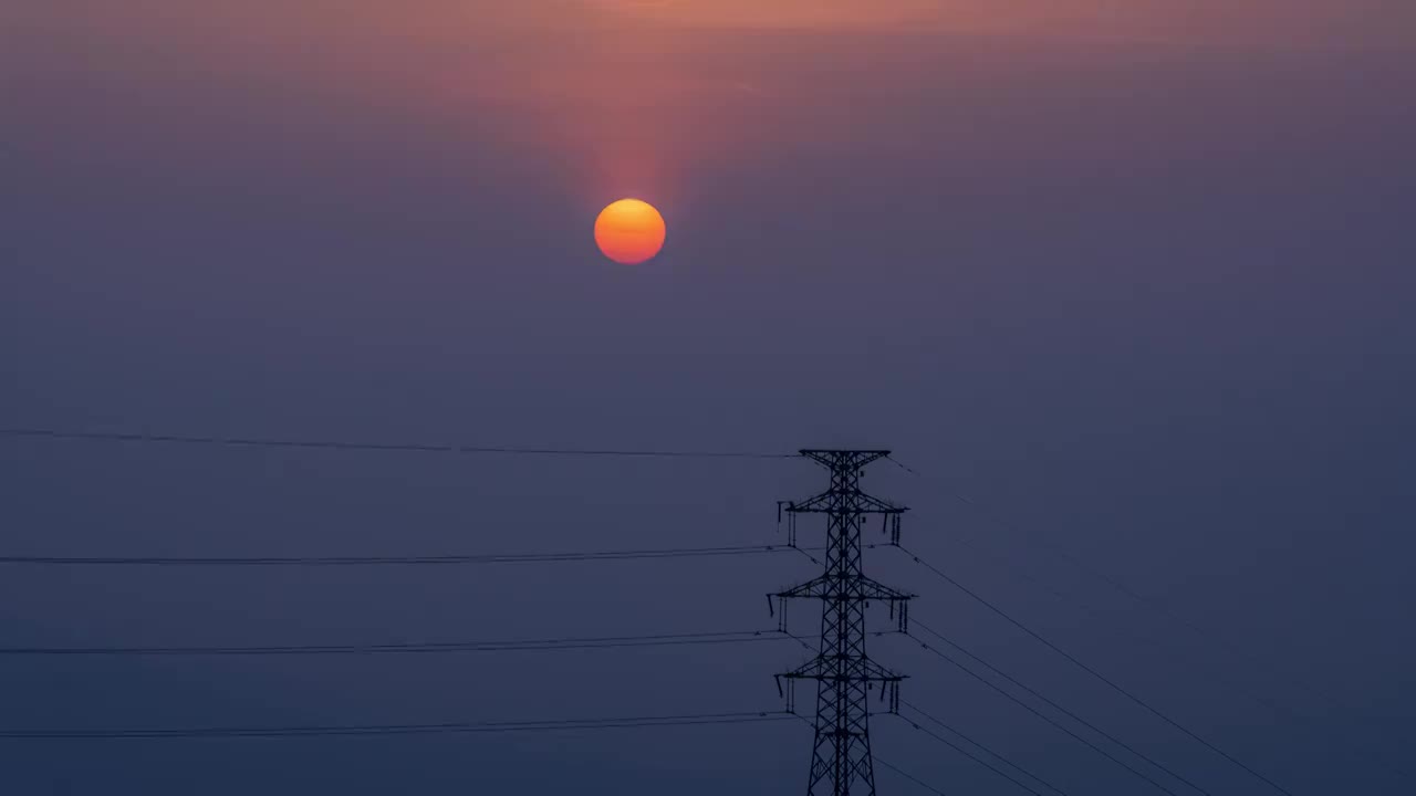 太阳从高压输电塔上升起视频素材