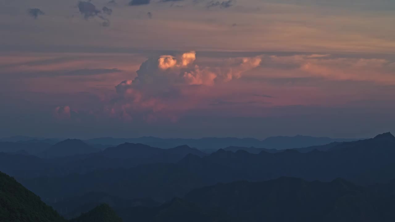 淳安昱岭群山晚霞夏季火烧云延时视频素材