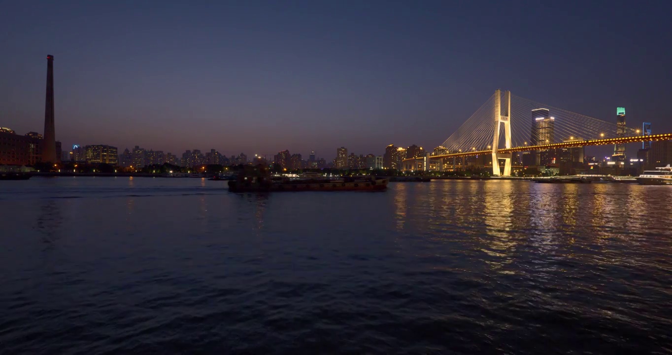 夏季拍摄的上海市黄浦江上的南浦大桥夜景8k高清视频素材