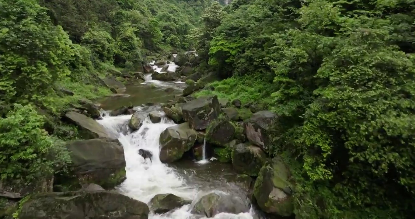 航拍大山溪流水美丽自然原始风景视频素材