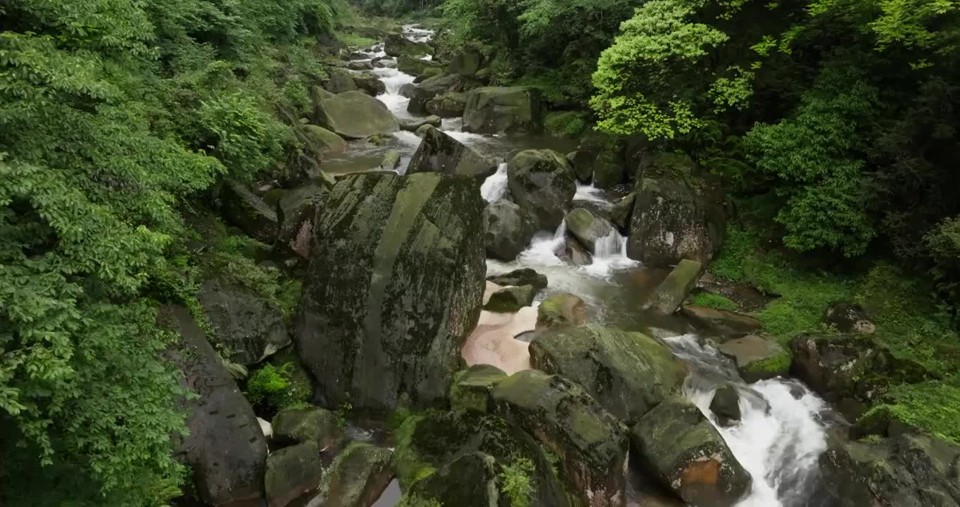 航拍大山溪流水美丽自然原始风景视频素材