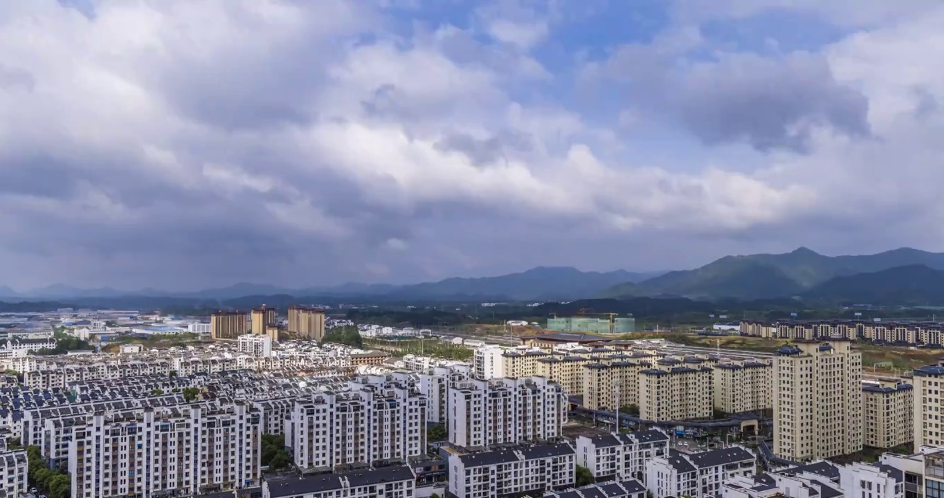 雨后蓝天白云与地面光影20230518视频素材