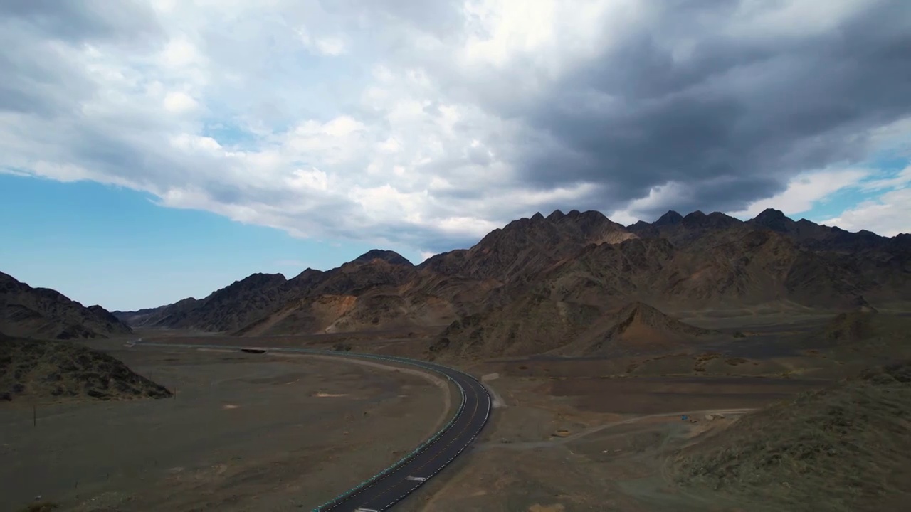 新疆木垒县到鄯善县穿越天山,石林,公路,火星环境视频素材