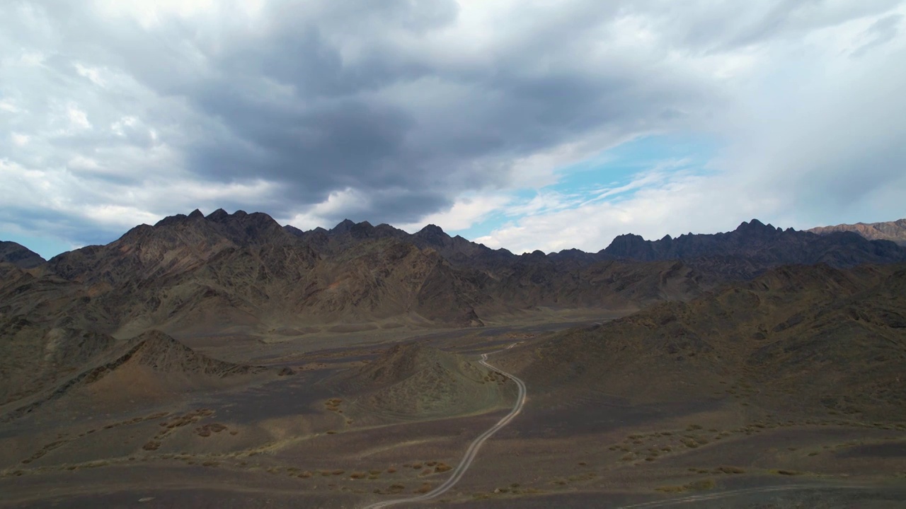 新疆木垒县到鄯善县穿越天山,石林,公路,火星环境视频下载