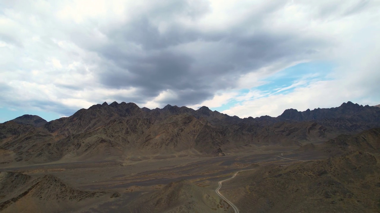 新疆木垒县到鄯善县穿越天山,石林,公路,火星环境视频素材