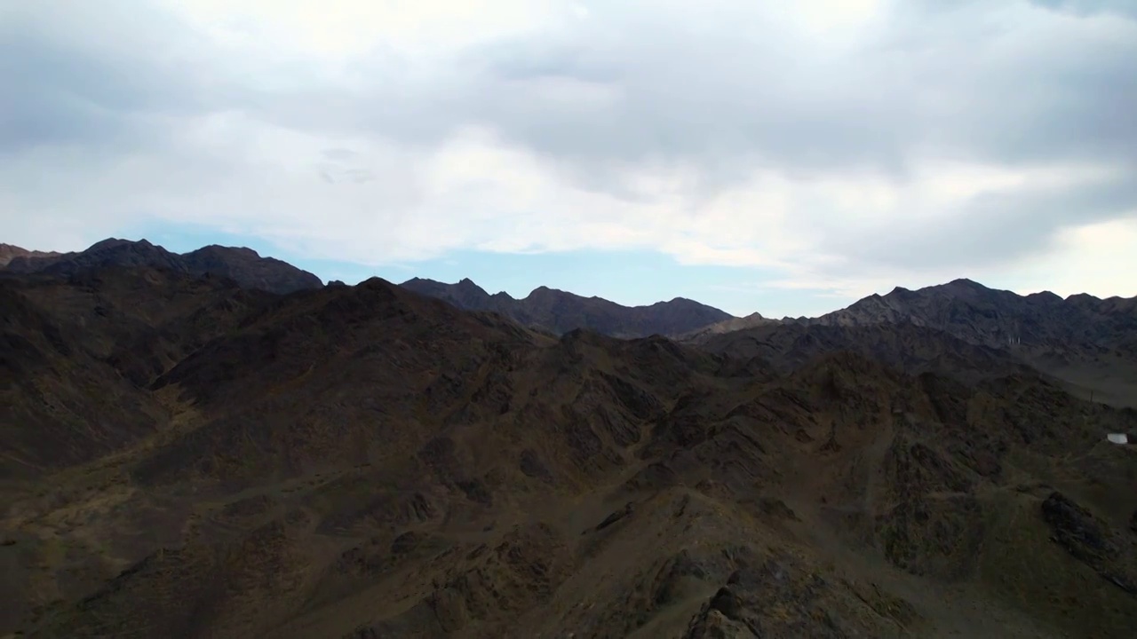 新疆木垒县到鄯善县穿越天山,石林,公路,火星环境视频下载