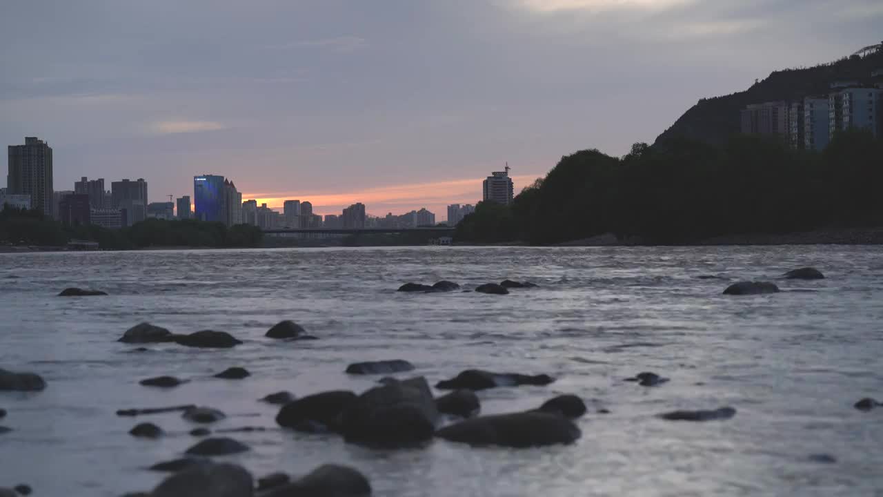 夕阳下的滨河城市兰州风光视频素材