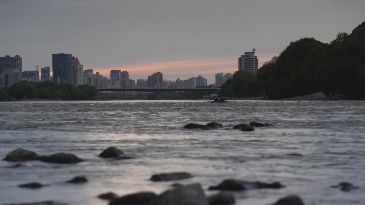 夕阳下的滨河城市兰州风光视频素材