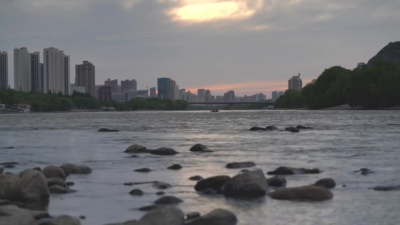 夕阳下的滨河城市兰州风光视频素材