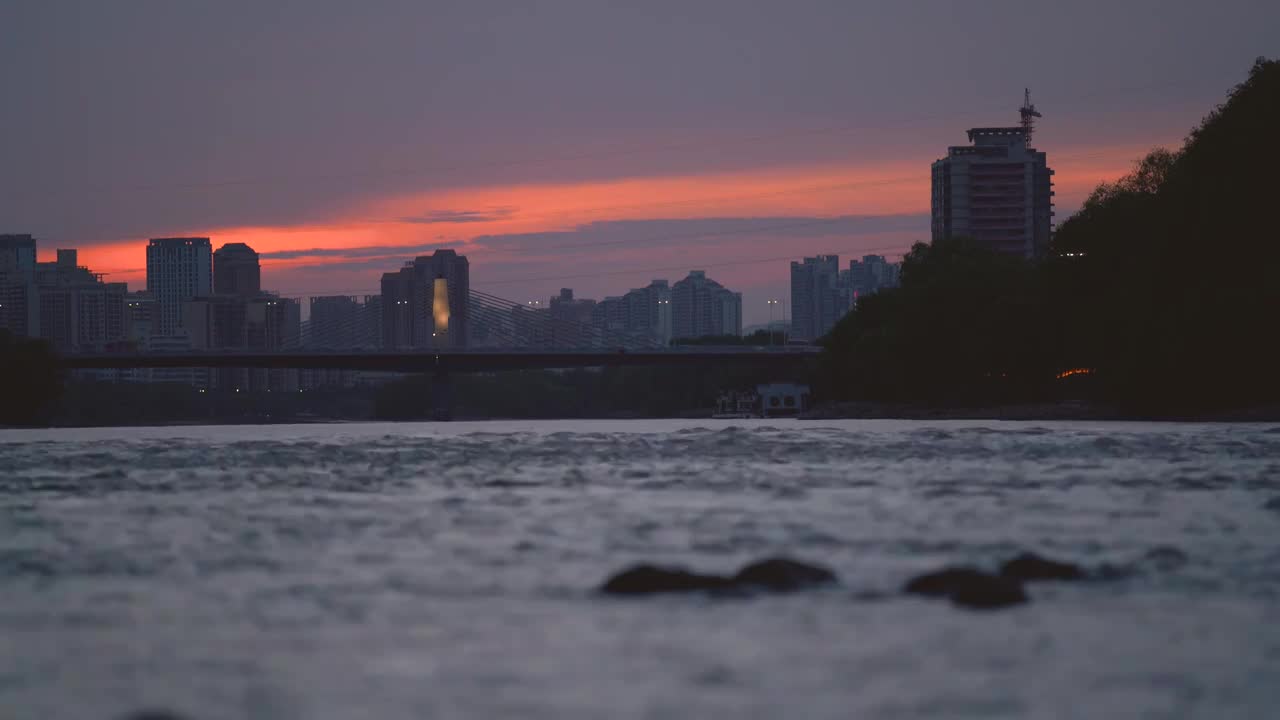 夕阳火烧云滨河城市兰州视频素材