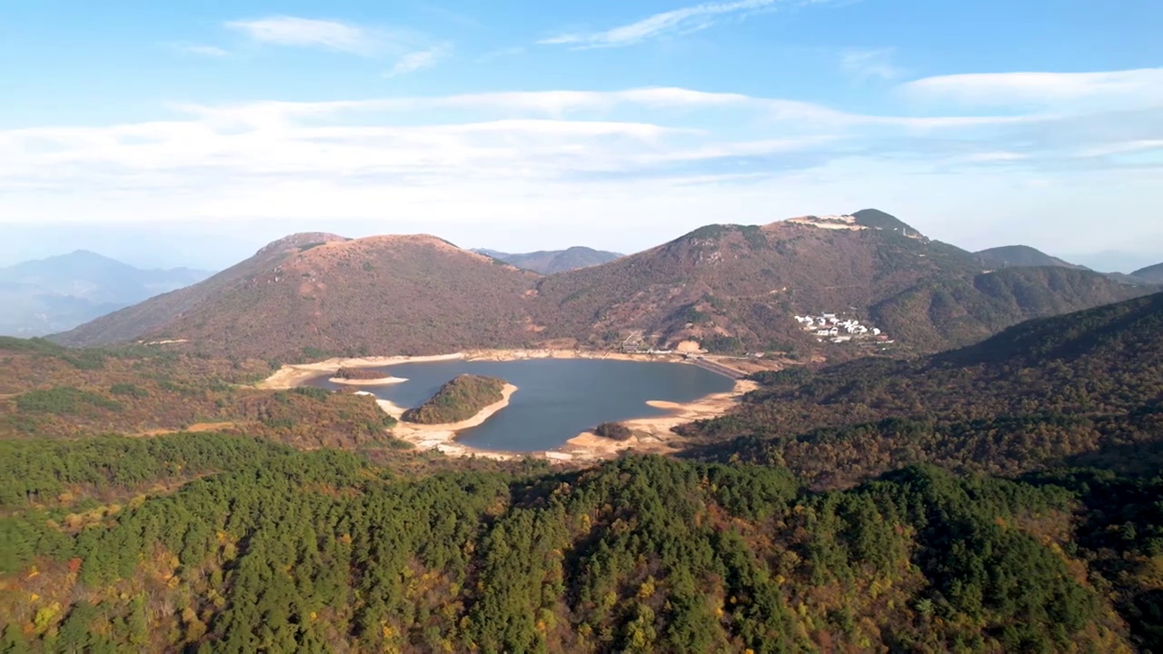 杭州临安浙西天池秋天自然风光航拍视频素材