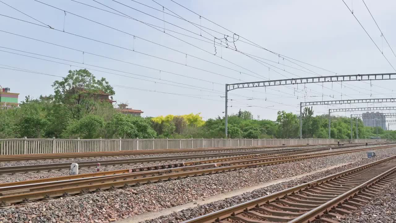 京广普速铁路上快速行驶的旅客列车视频素材