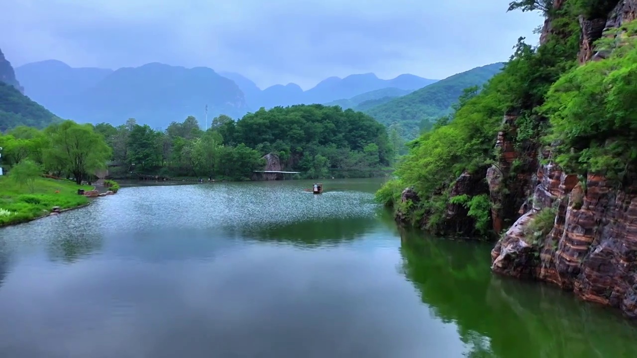 洛阳青要山 山区 峡谷 湖面 河流 游船视频素材