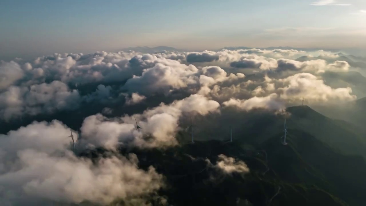 航拍惠东杨屋观音山风力发电机4k延时视频，航拍视角下的山间风力发电站视频下载