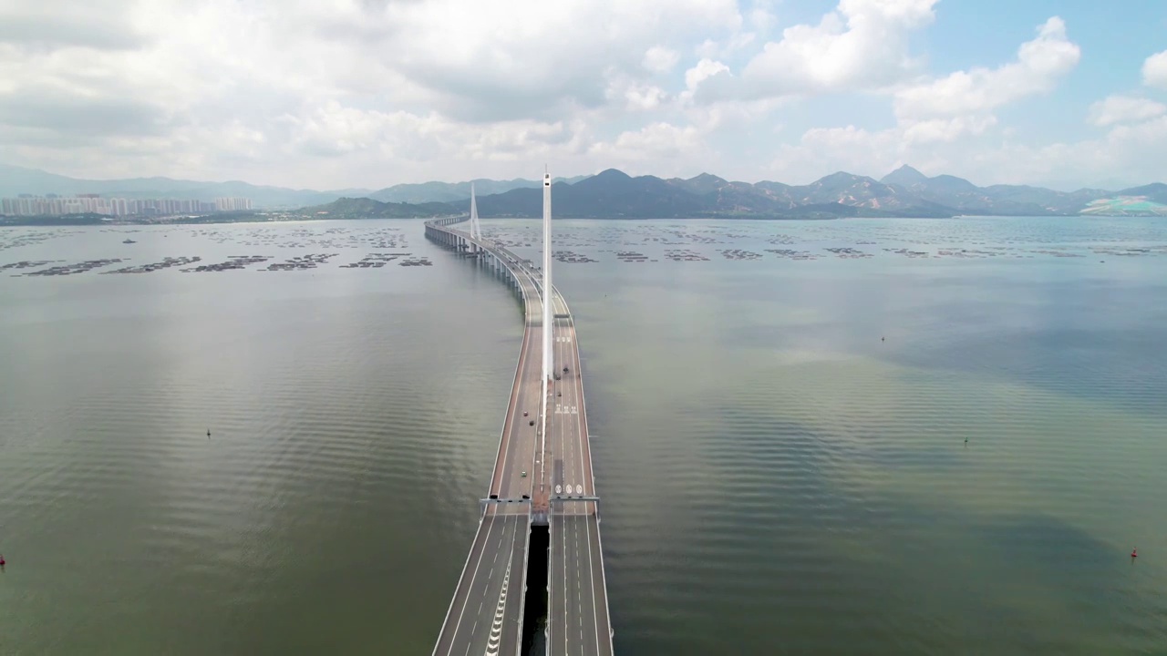 晴天多云的深圳湾大桥视频素材