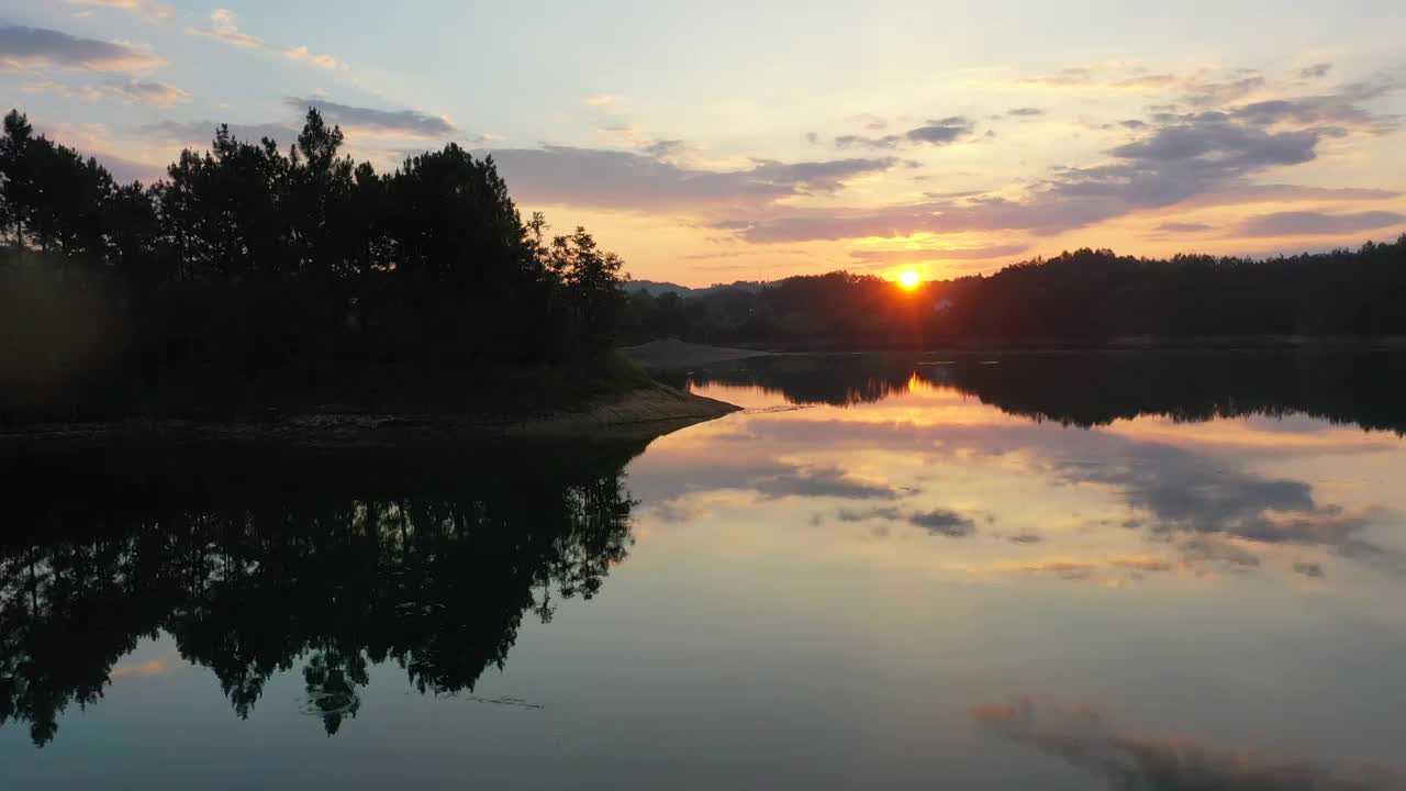 航拍湖南岳阳铁山水库日出晨曦景观视频素材