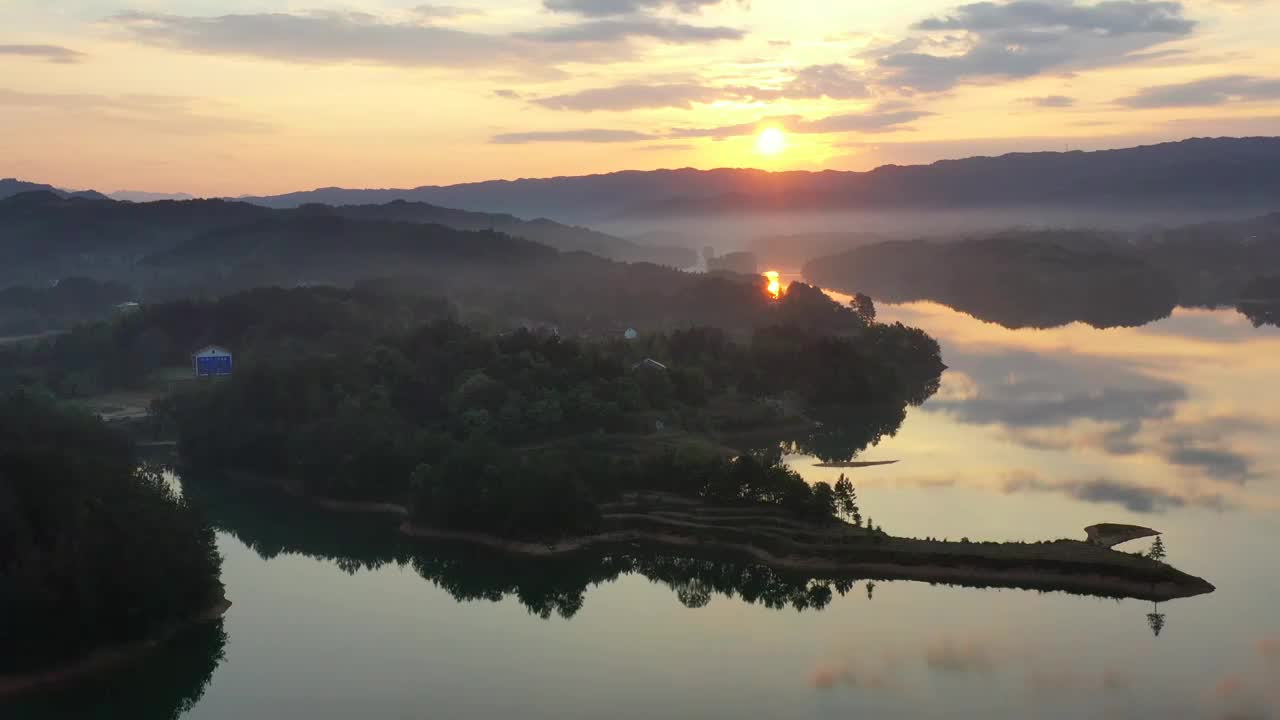 航拍湖南岳阳铁山水库日出晨曦景观视频素材