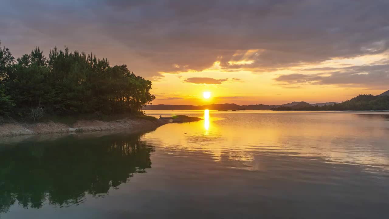 航拍湖南岳阳铁山水库落日风光视频素材