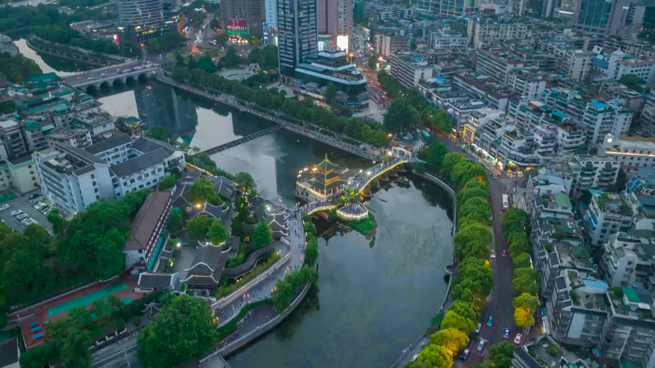 贵阳甲秀楼及周边建筑群的黄昏视频素材