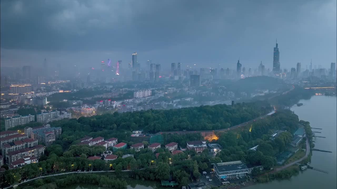 乌云压城下的南京城市夜景延时视频素材