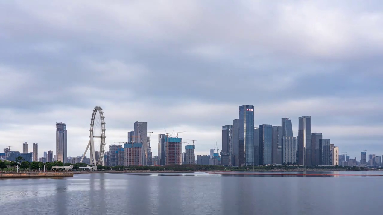 中国深圳宝安前海欢乐港湾摩天轮和商务建筑群日转夜延时摄影视频素材