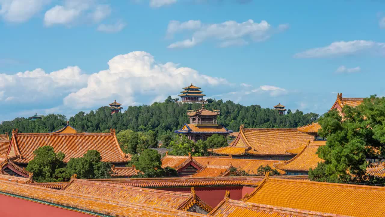 夏天俯瞰北京故宫全景和景山万春亭上蓝天白云延时（8K）视频素材