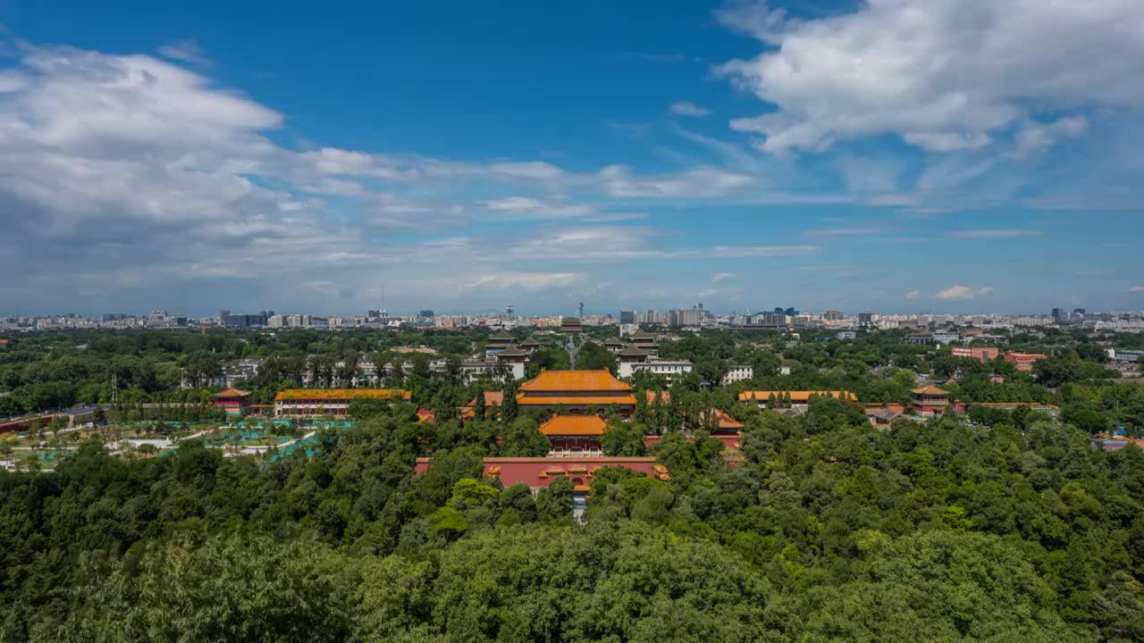 夏天北京景山俯瞰寿皇殿等北京中轴线风光蓝天白云延时（8K延时）视频素材