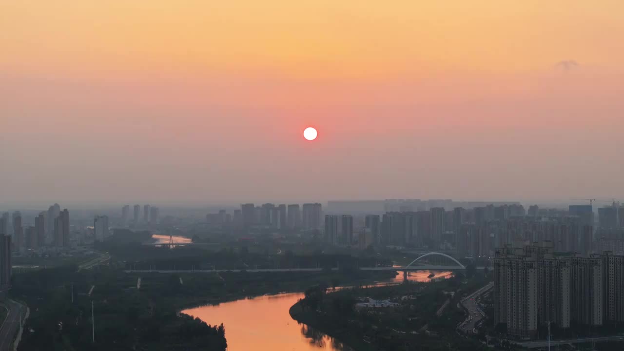 高视角航拍周口东区沙颍河日落城市景观延时视频素材