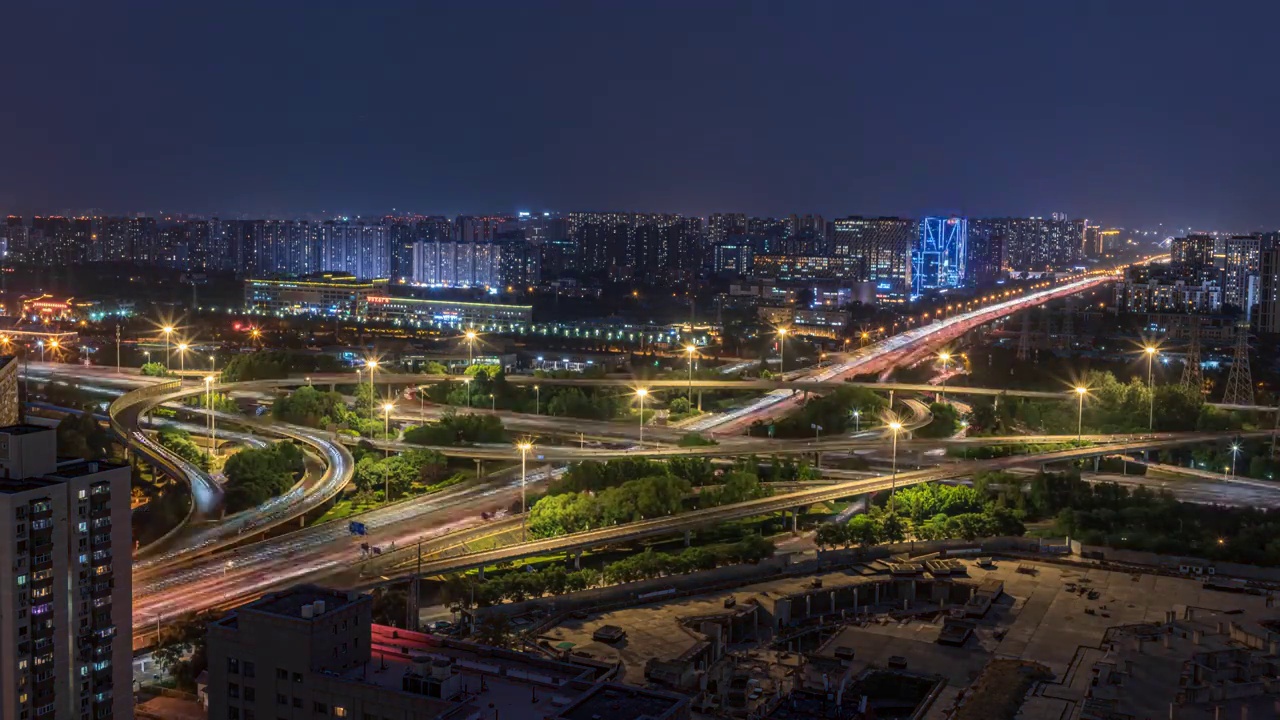 北京夜晚四惠桥车流延时视频素材