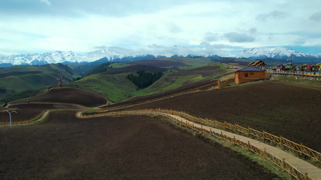 新疆维吾尔自治区,江布拉克,雪山,草地,峡谷,航拍视频素材