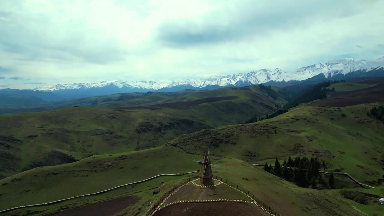 新疆维吾尔自治区,江布拉克,雪山,草地,峡谷,航拍视频素材