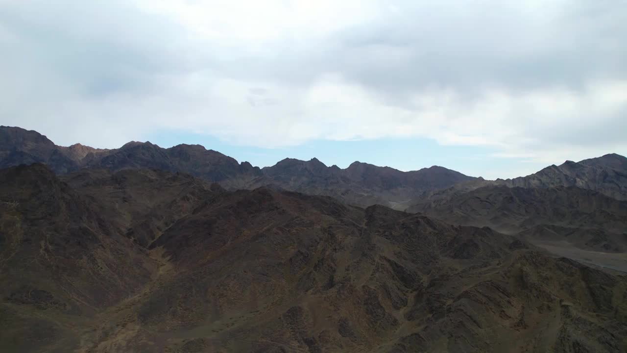 新疆吉木萨尔县到吐鲁番穿越天山,石林,公路,火星环境视频素材