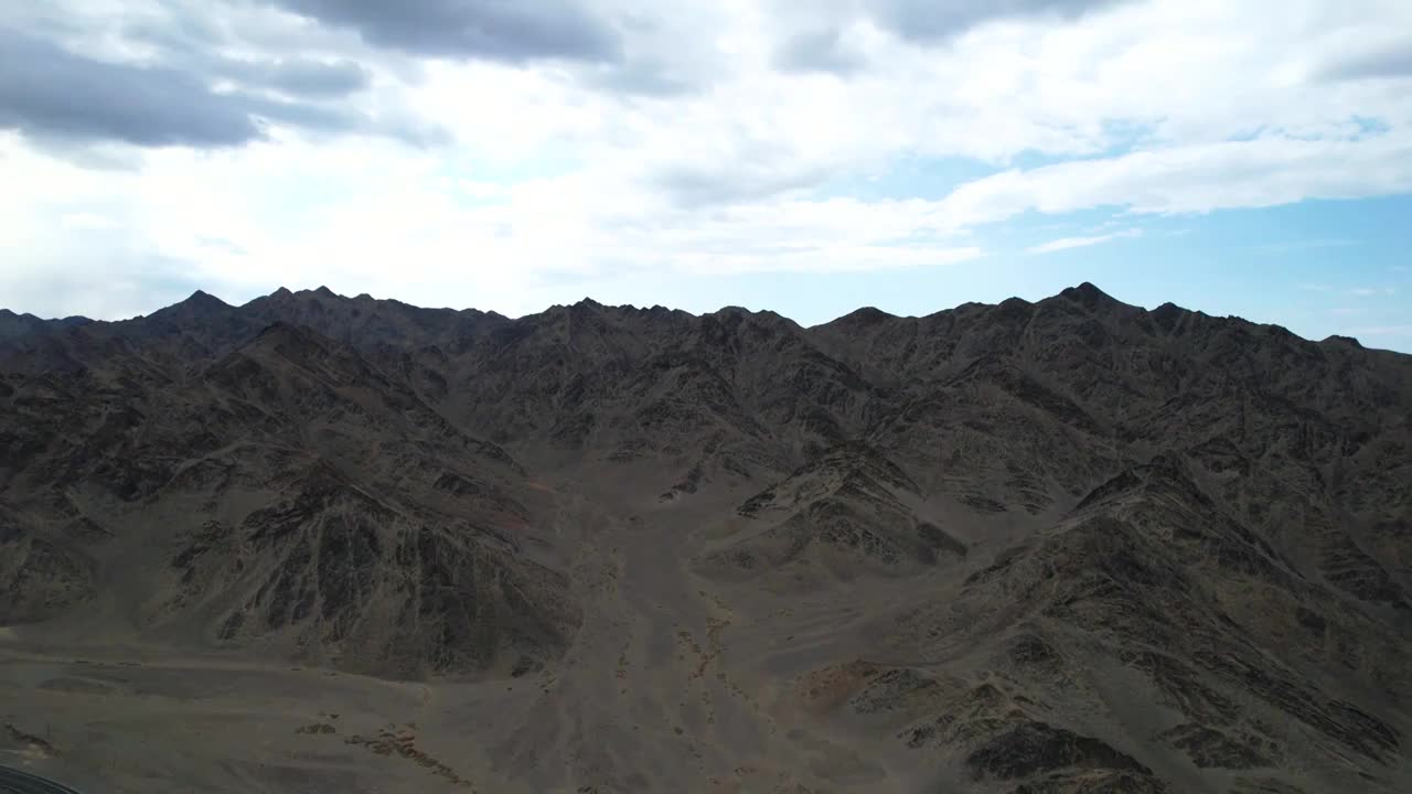 新疆吉木萨尔县到吐鲁番穿越天山,石林,公路,火星环境视频素材