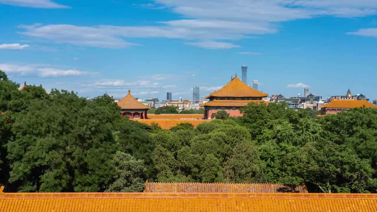 俯瞰故宫太和殿和远处国贸城市天际线延时（8K）视频素材