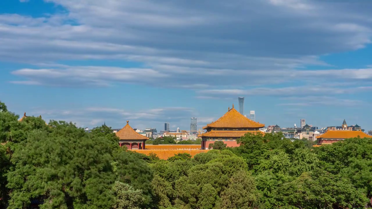 俯瞰故宫太和殿和远处国贸城市天际线延时（8K）视频素材