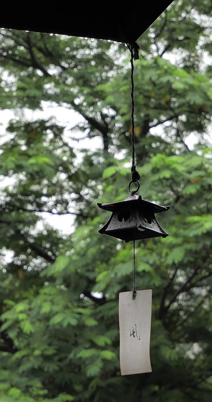 风铃  屋檐 下雨   阴雨天 阴雨绵绵视频素材